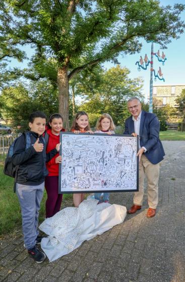 Afbeelding behorende bij Wethouder Budel onthult het ontwerp Sjorsboekje met leerlingen van LeerRijk. | 